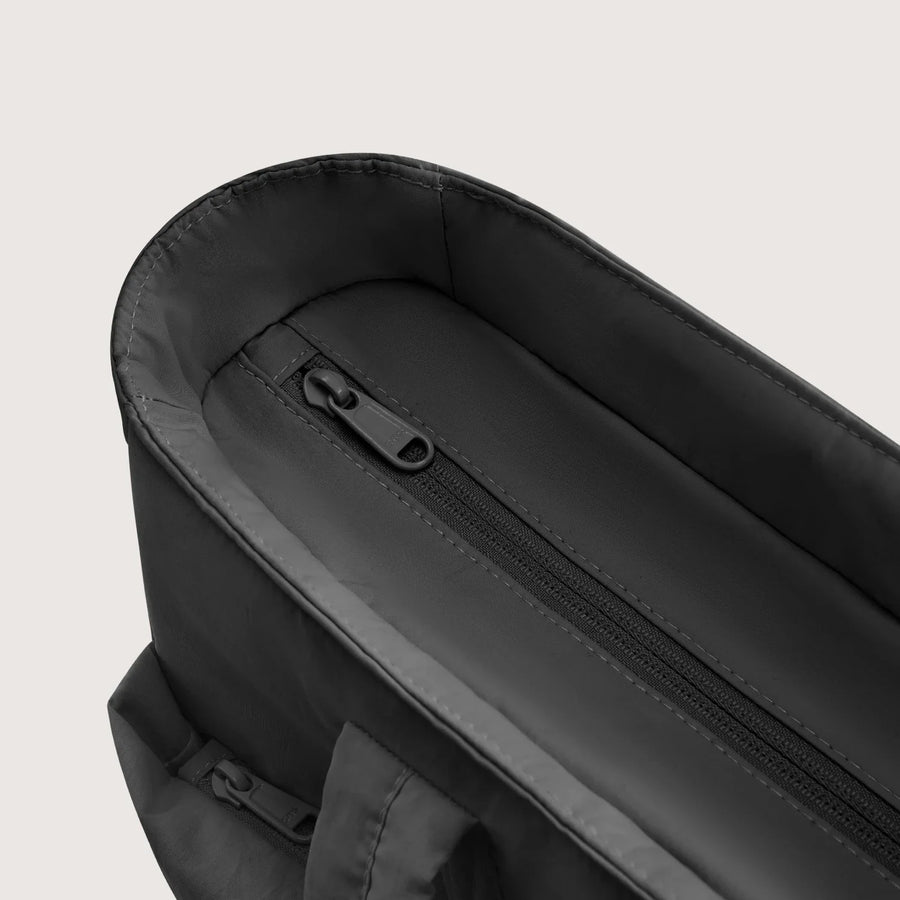 Top_zipper_pocket_for_quick_access_to_essentials-in-black